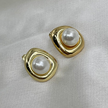 Aretes Perla fondo dorado