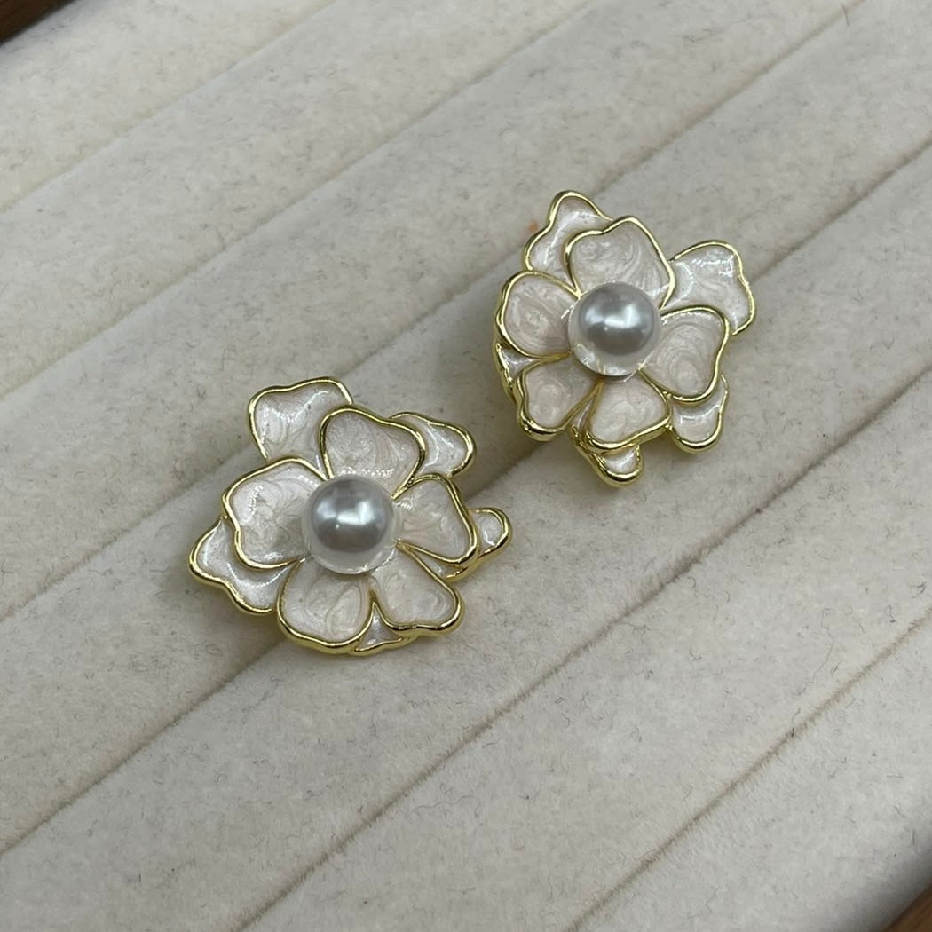 Aretes Flor blanca perla