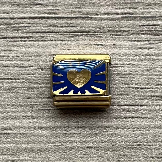 CHARM Corazon con fondo azul