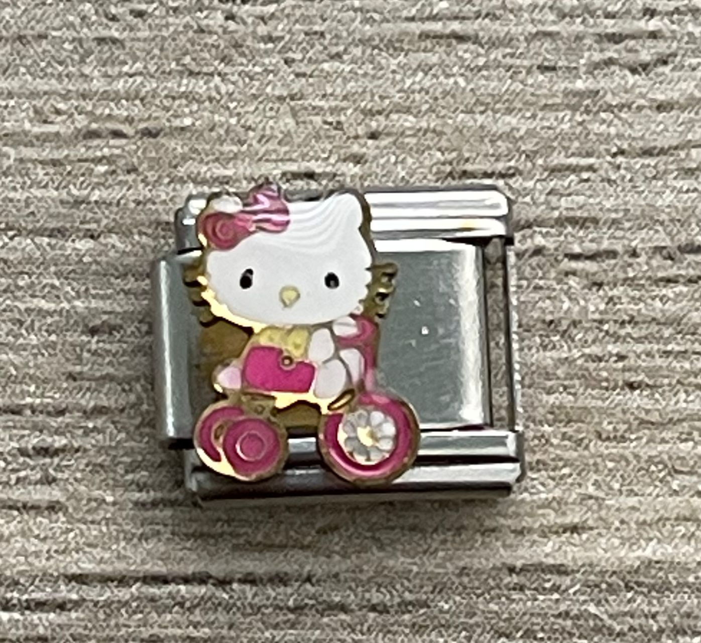 CHARM Hello Kitty en Bicicleta