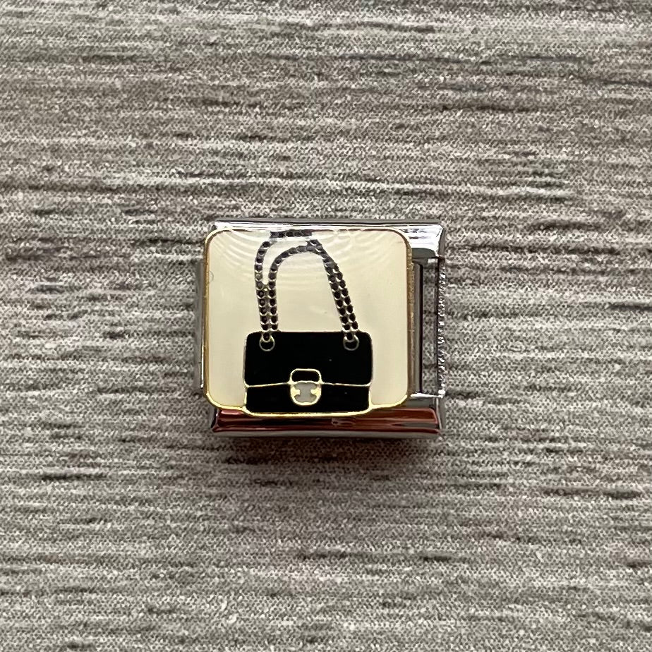 CHARM Bolso Negro con fondo blanco