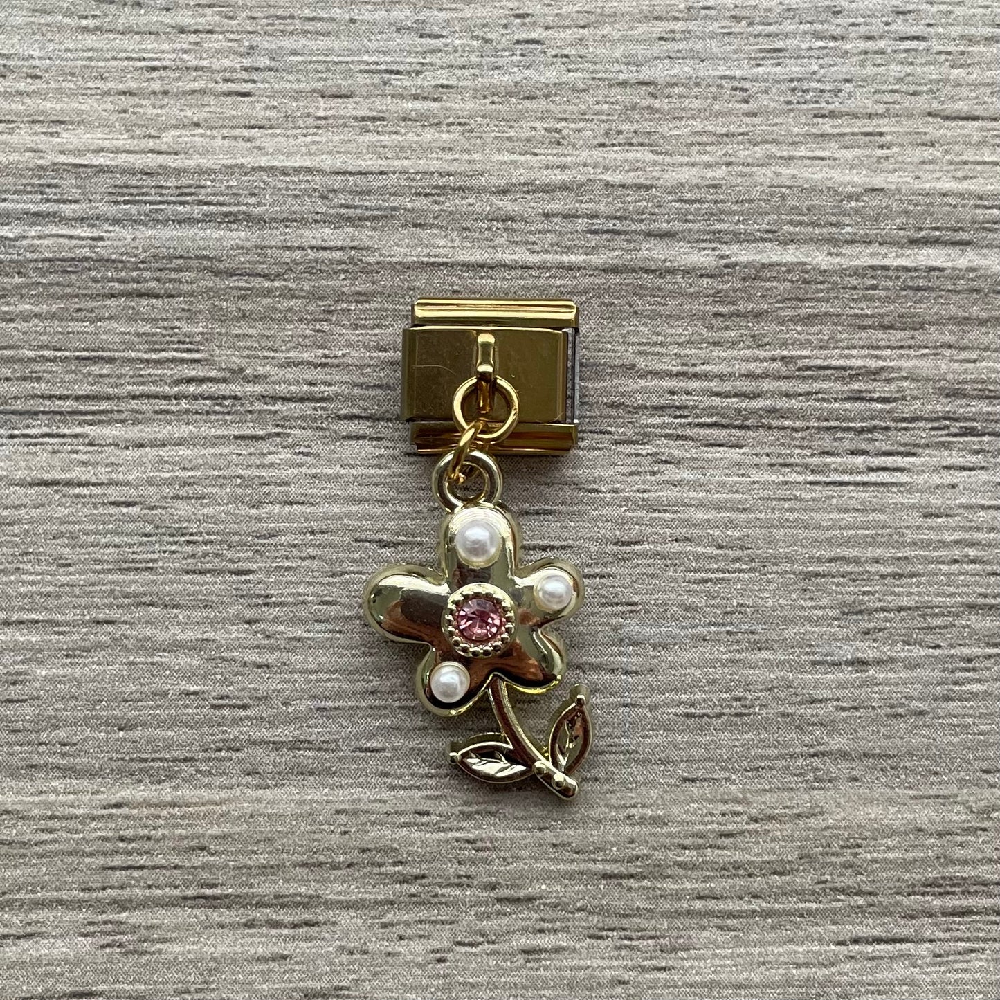 CHARM Gold Florecita con perlita Colgante