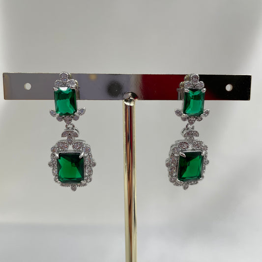 Aretes verdes y flor