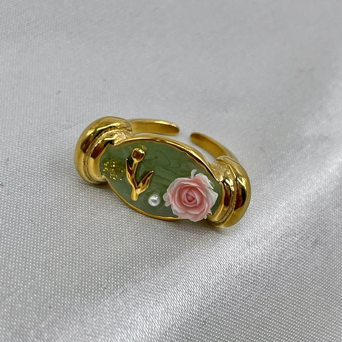 Anillo rosa y flor