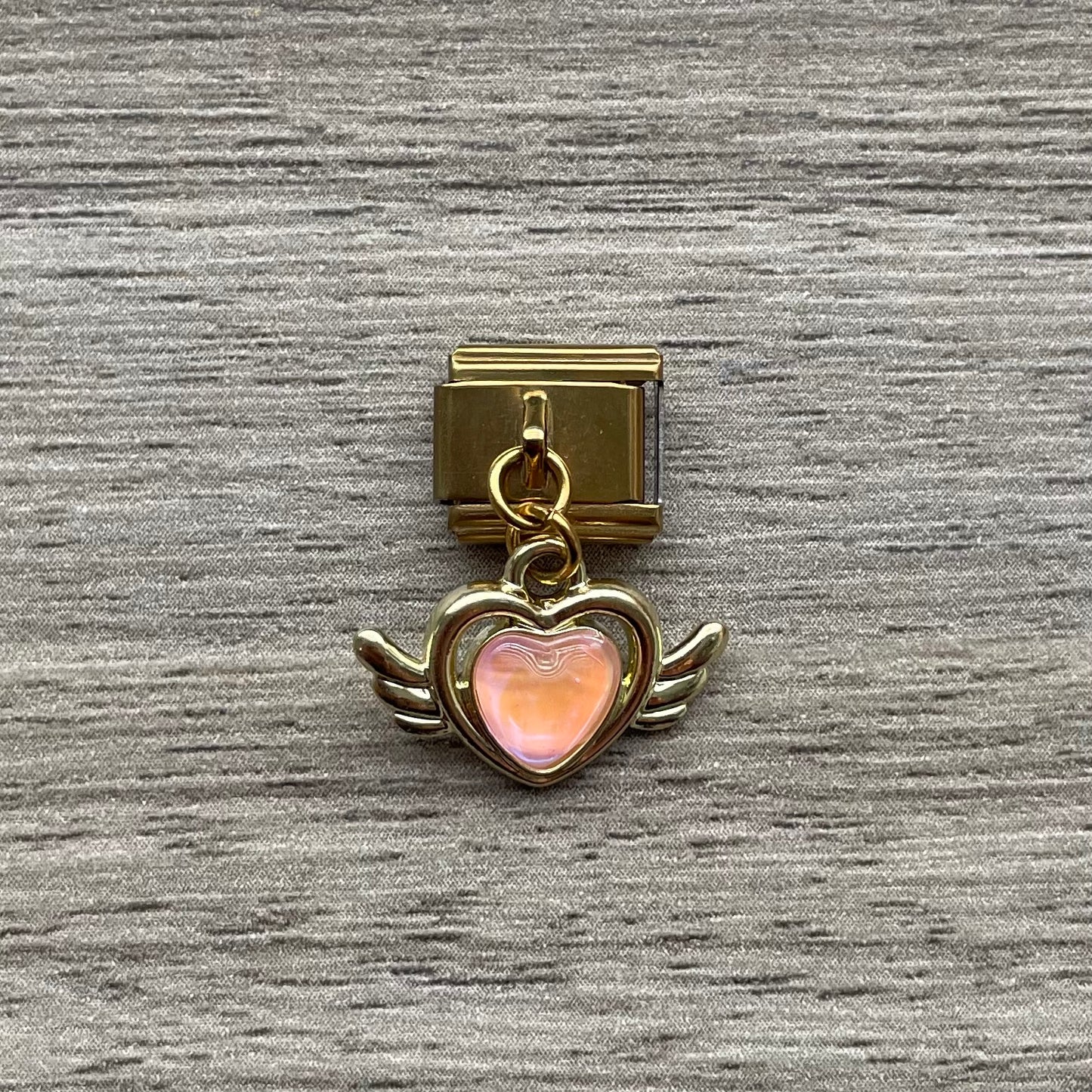 CHARM Gold Corazón con Alas Colgante 🪽