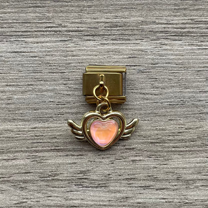 CHARM Gold Corazón con Alas Colgante 🪽