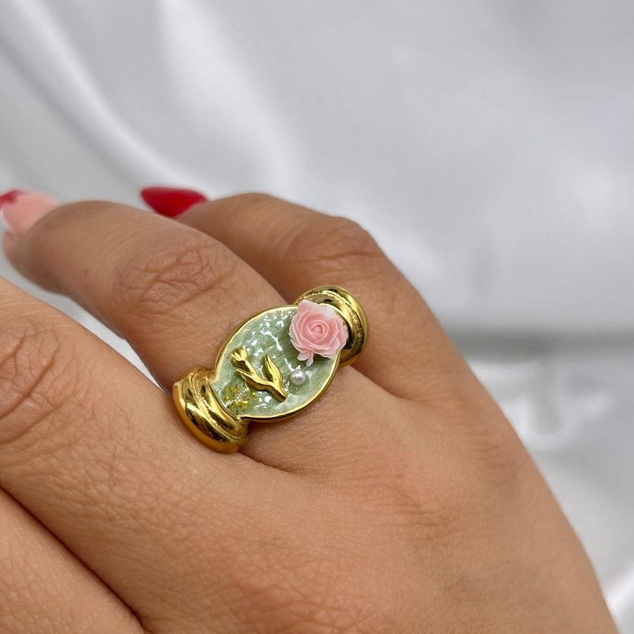 Anillo rosa y flor