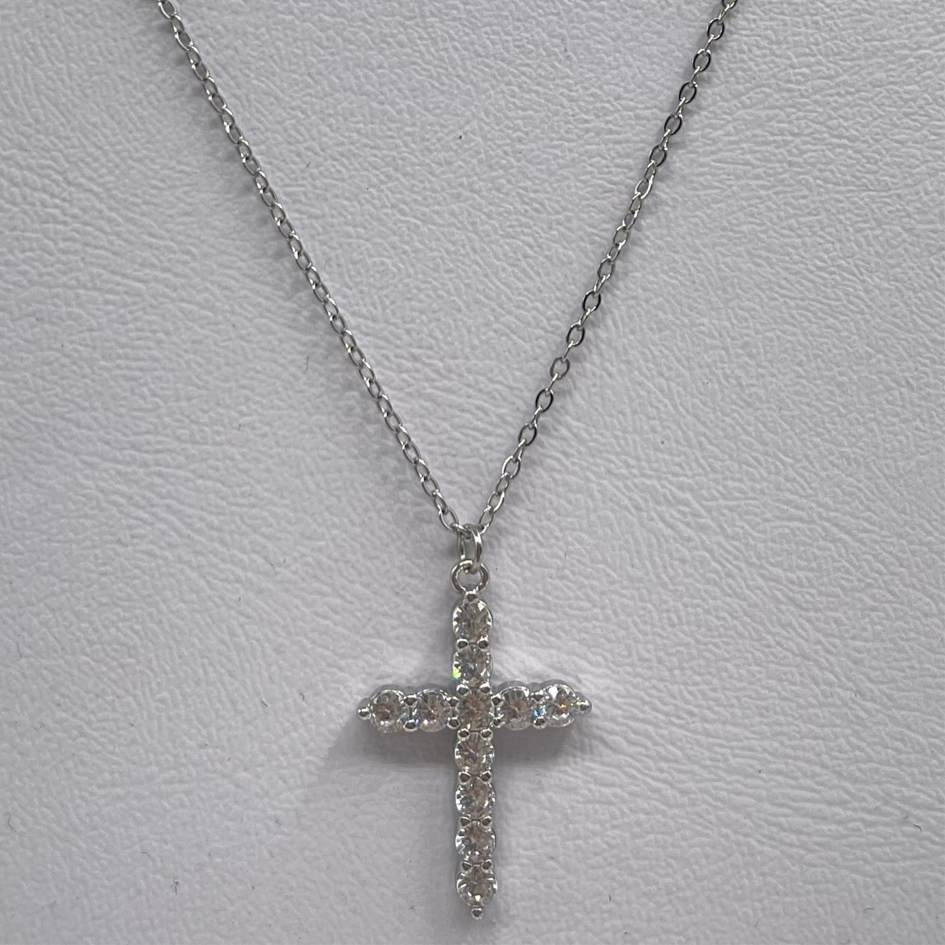 Collar cruz plateada con circonia