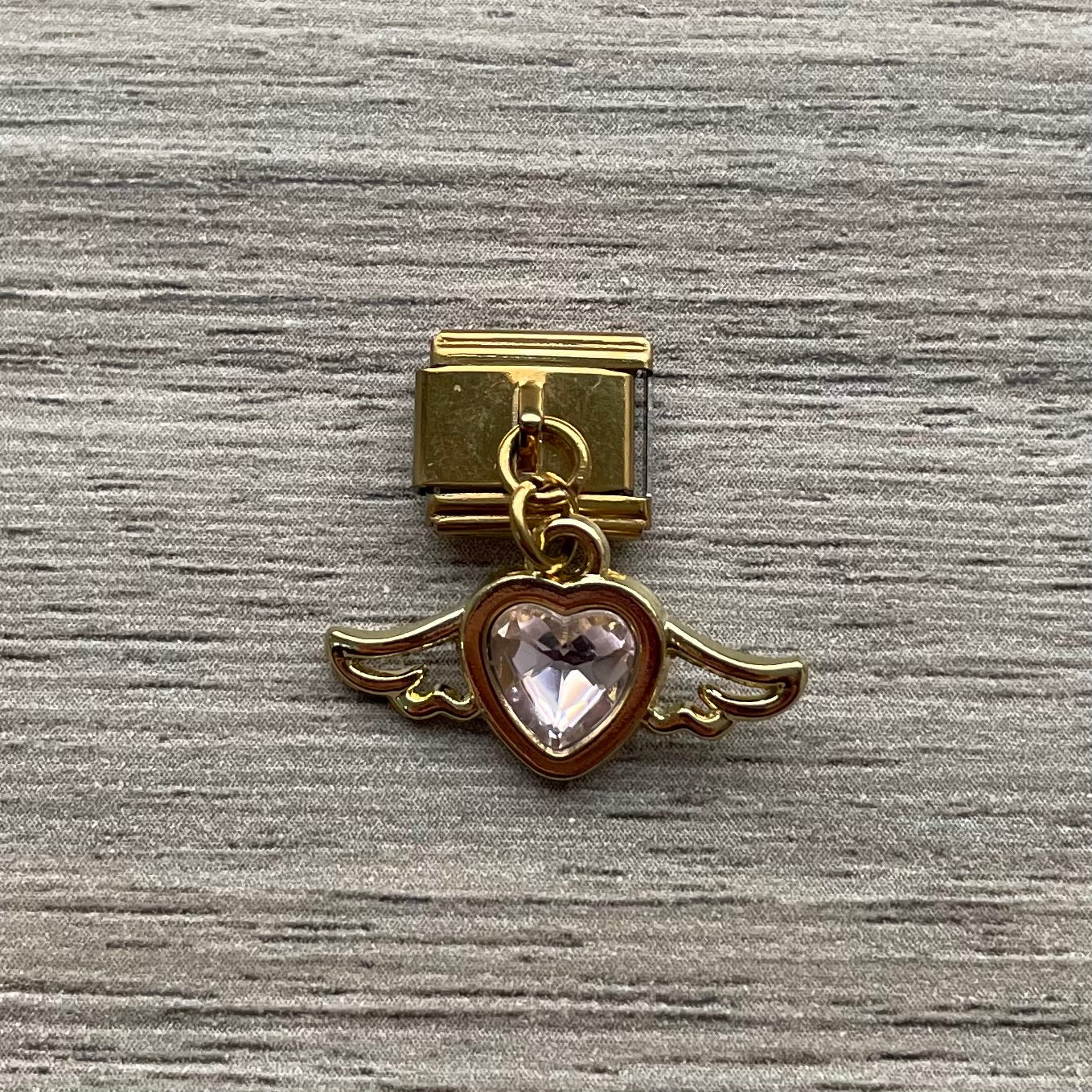 CHARM Gold Corazón Alas con silueta Colgante