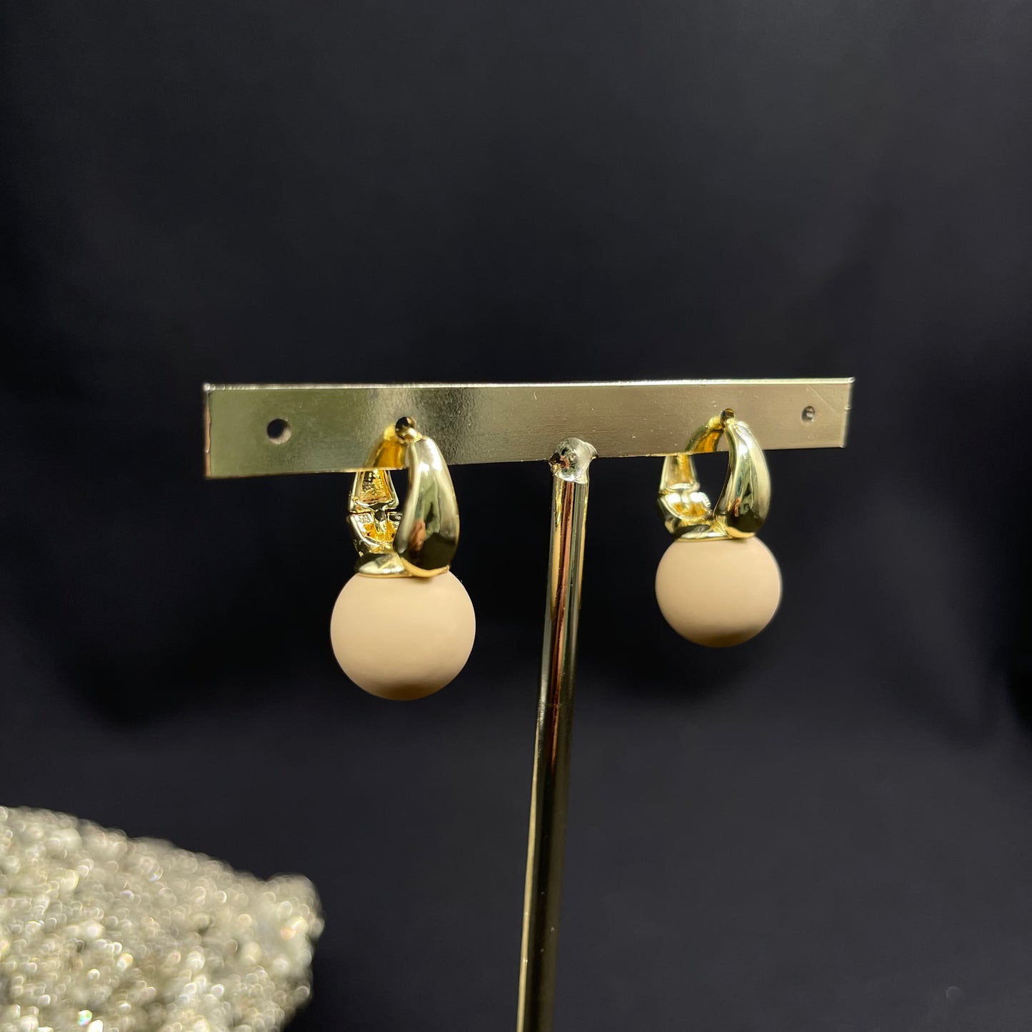 Aretes esfera beige mate