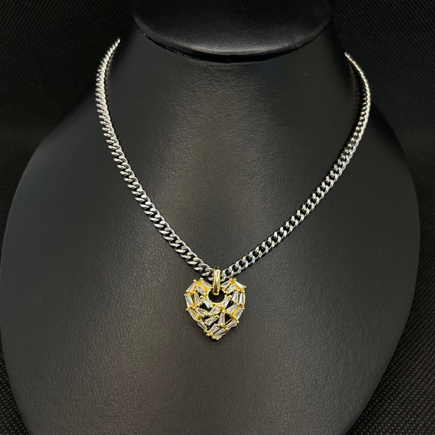 Cadena Plateada con Corazón Baguettes